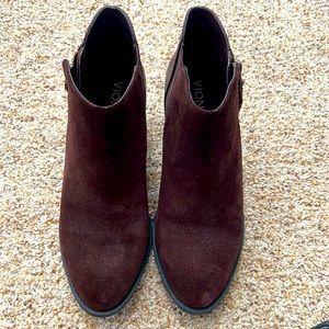 7.5 Vionic Brown Suede and Leather side zip ankle bootie EUC